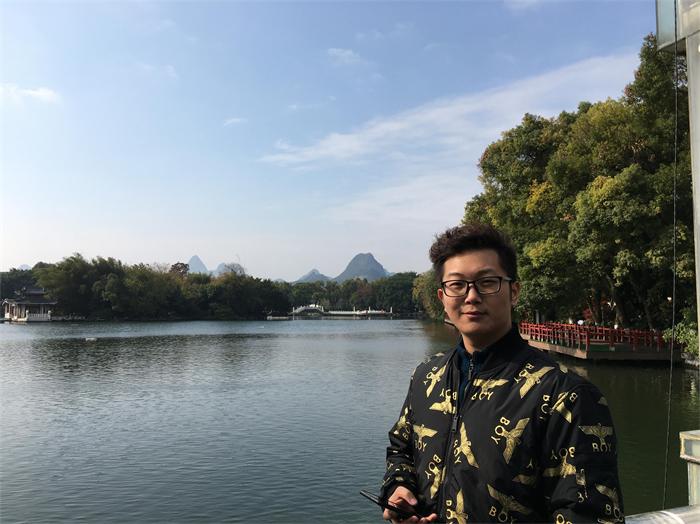 在桂林做易经培训的海真老师的爱子冬冬 在桂林做易经培训的海真老师的爱子冬冬