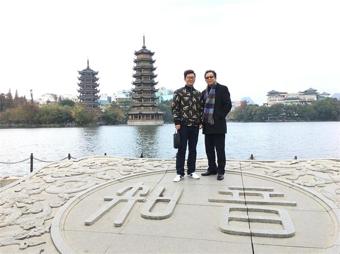 在桂林做易经培训的海真老师与爱子冬冬 在桂林做易经培训的海真老师与爱子冬冬